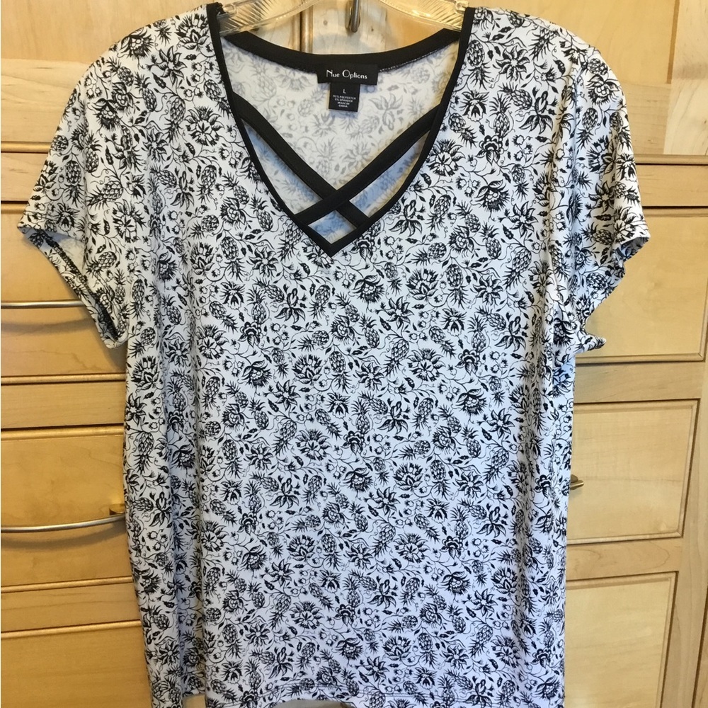 Neu Options Black and white print top size large. 5% spandex = stretchy.
